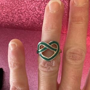🩷 Elegant Green Heart Ring
